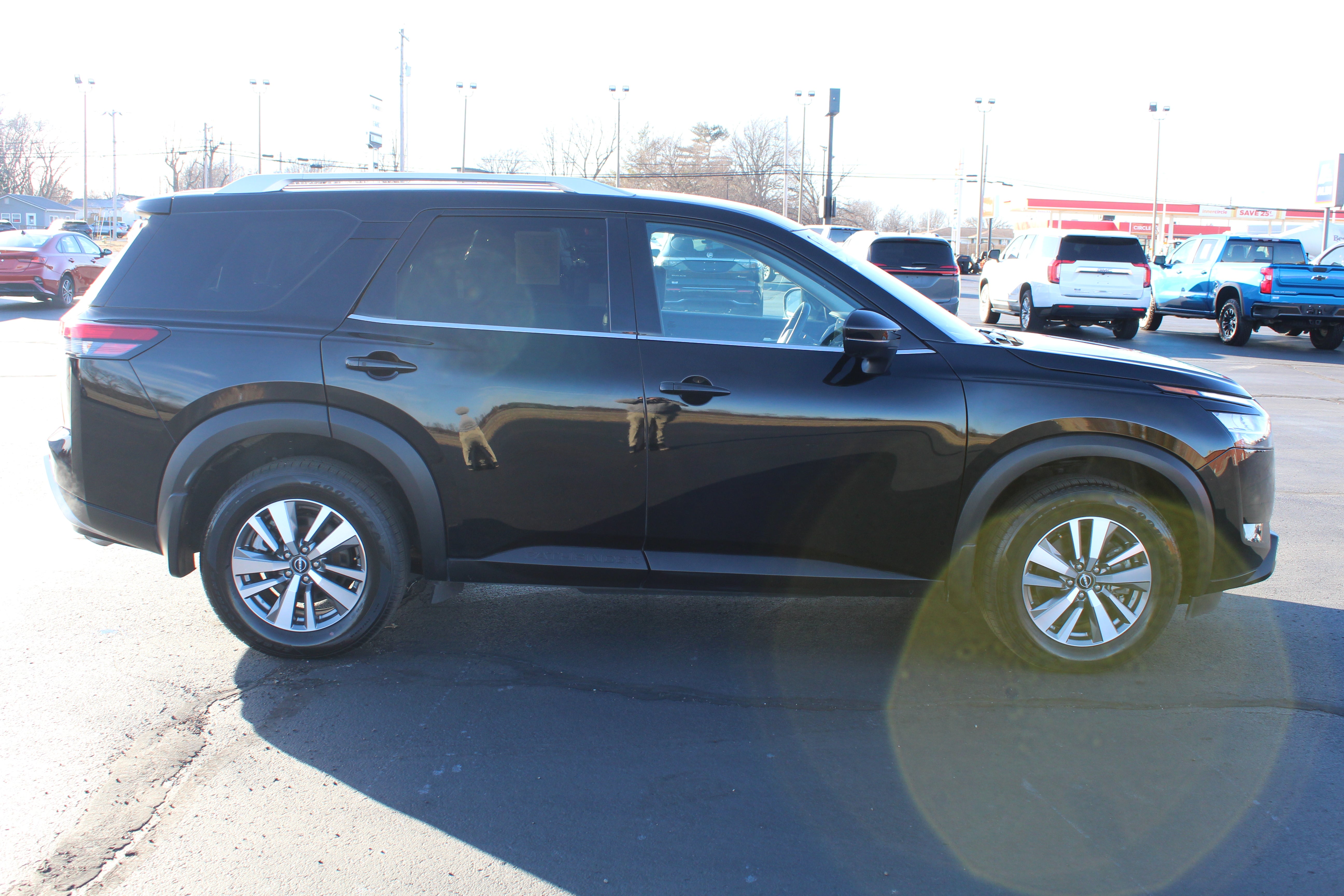 2022 Nissan Pathfinder SL