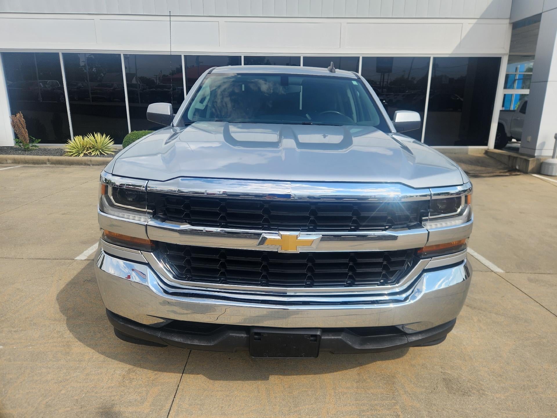 Used 2018 Chevrolet Silverado 1500 LT with VIN 1GCRCREC2JZ310329 for sale in Nashville, IL